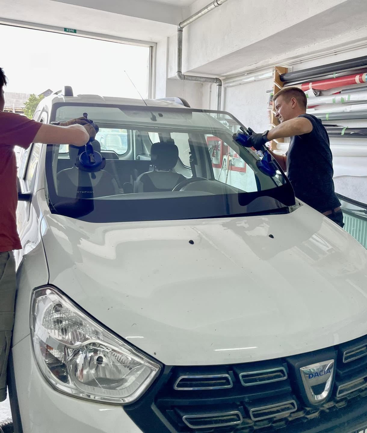Dacia szélvédőcsere munka közben