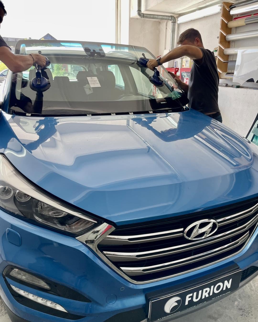 Hyundai szélvédőcsere munka közben